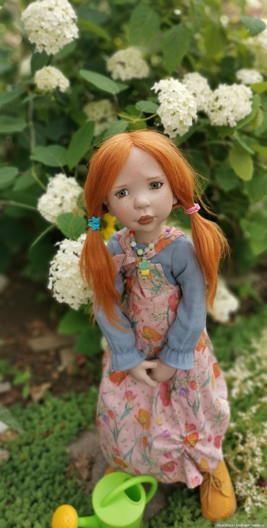 Девочка с маленькой лейкой