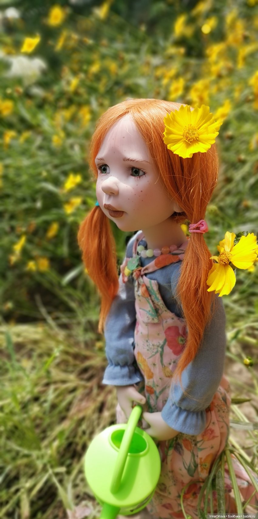 Девочка с маленькой лейкой