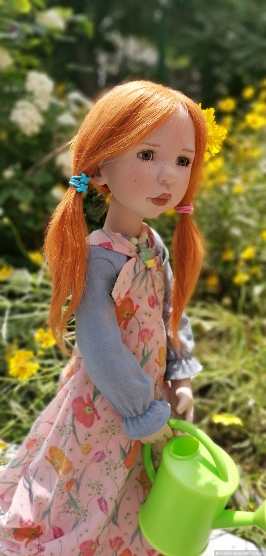 Девочка с маленькой лейкой