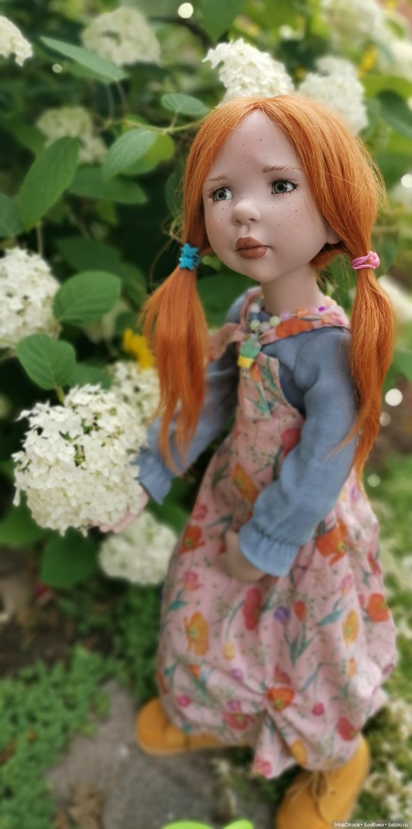 Девочка с маленькой лейкой