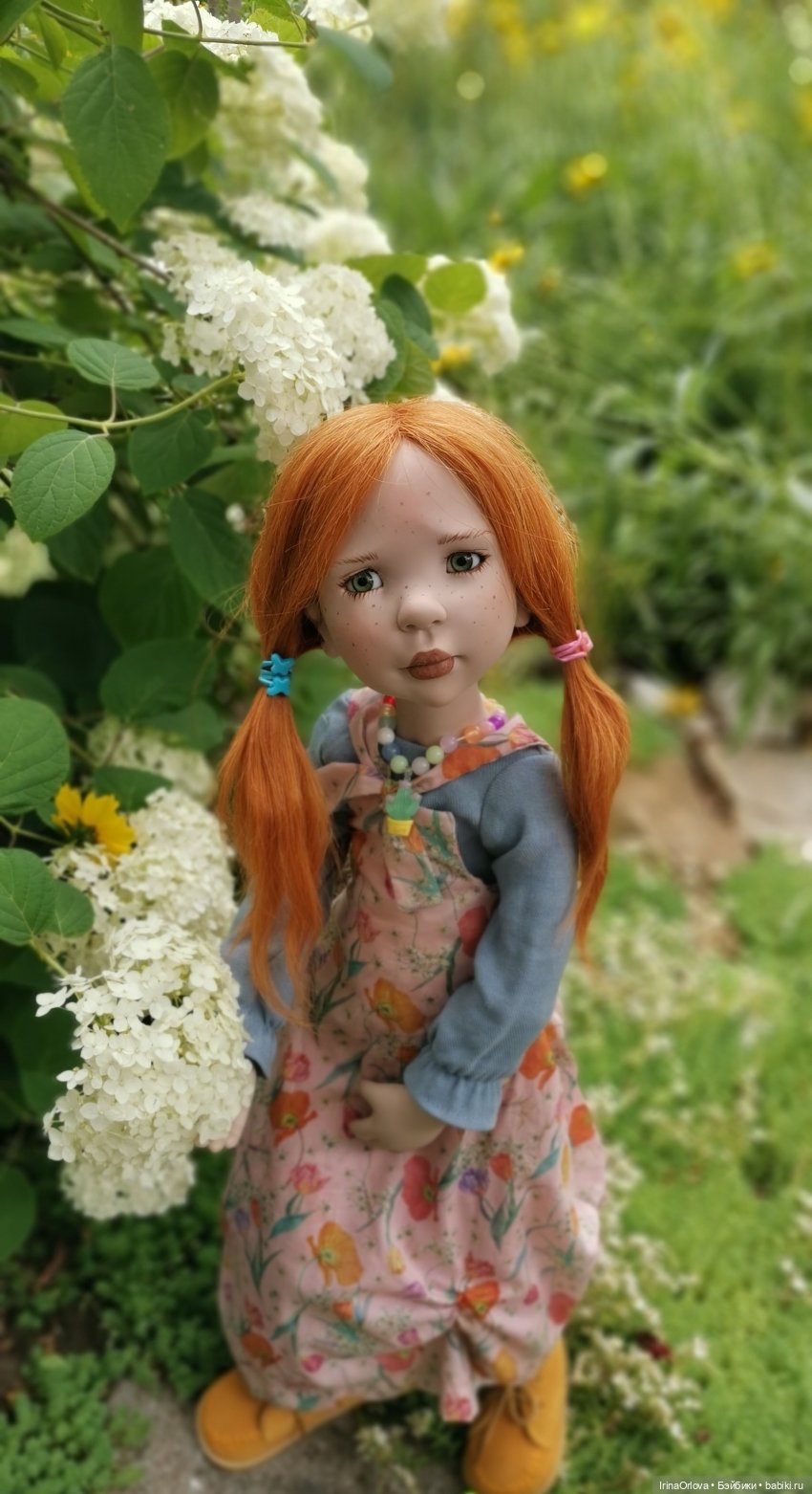 Девочка с маленькой лейкой