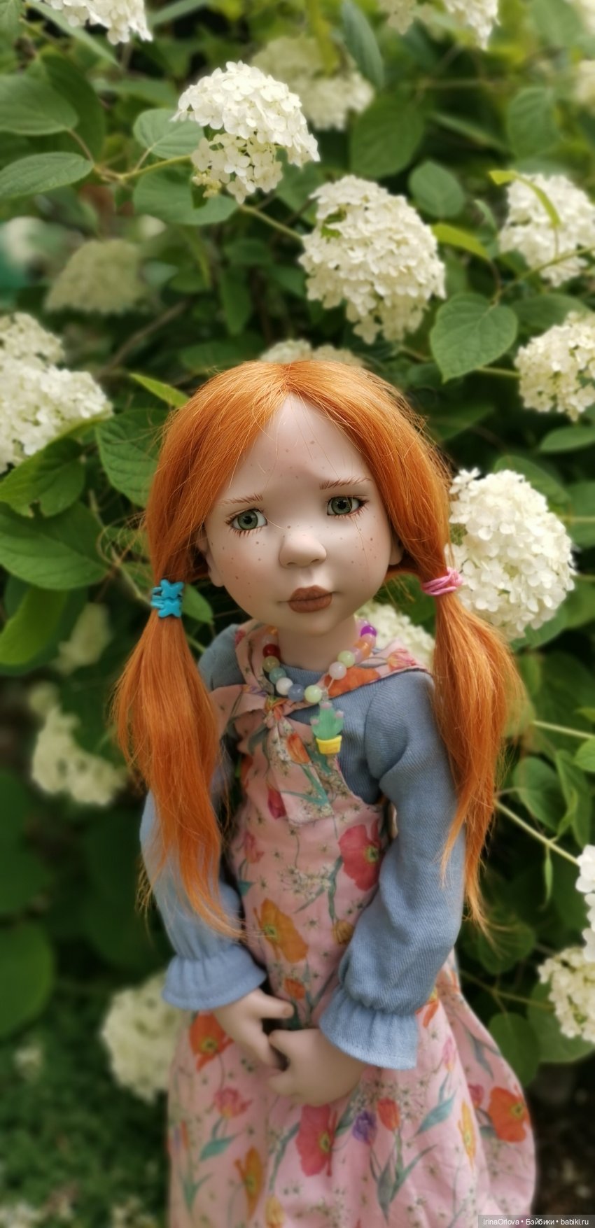 Девочка с маленькой лейкой