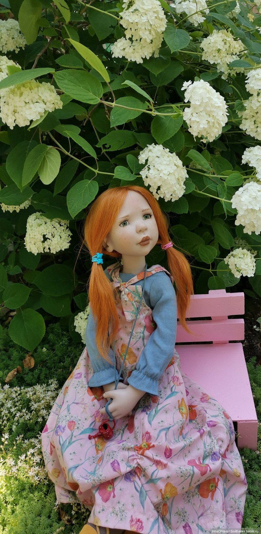 Девочка с маленькой лейкой