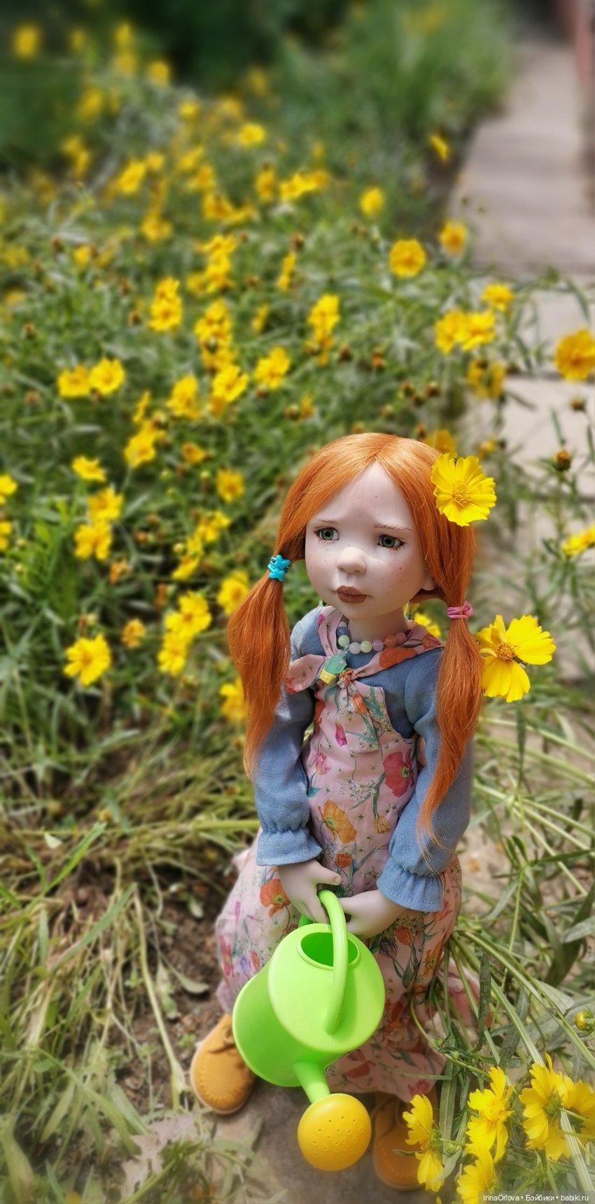 Девочка с маленькой лейкой