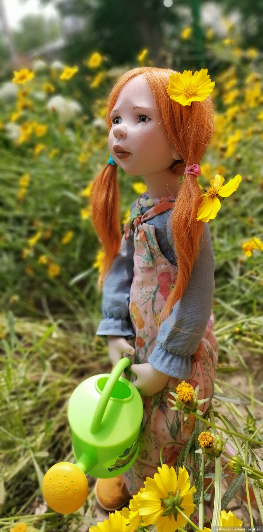 Девочка с маленькой лейкой