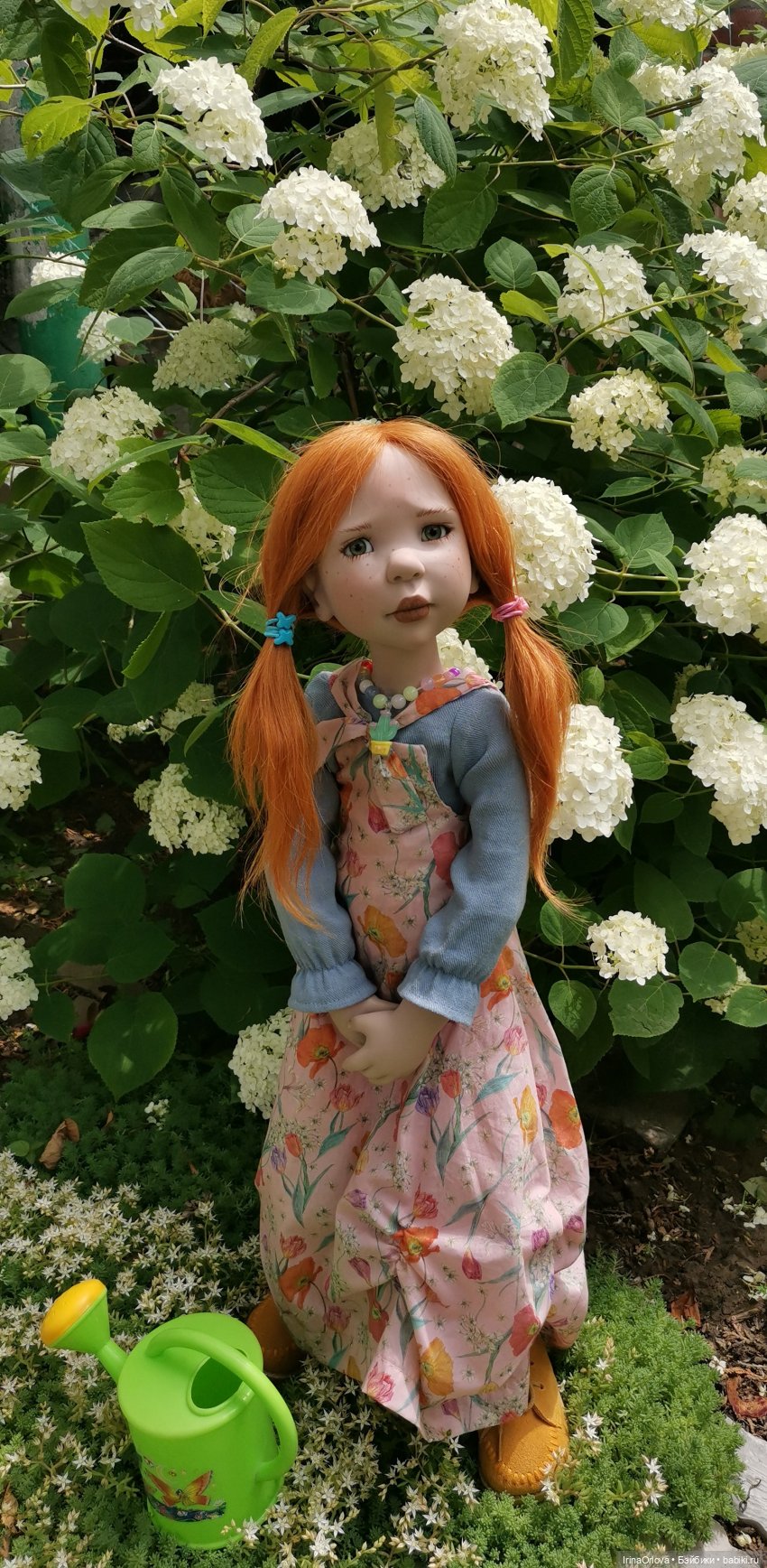 Девочка с маленькой лейкой