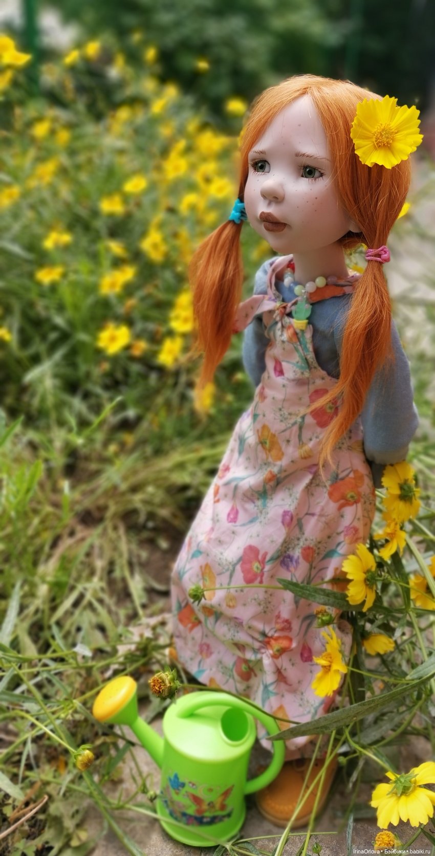 Девочка с маленькой лейкой