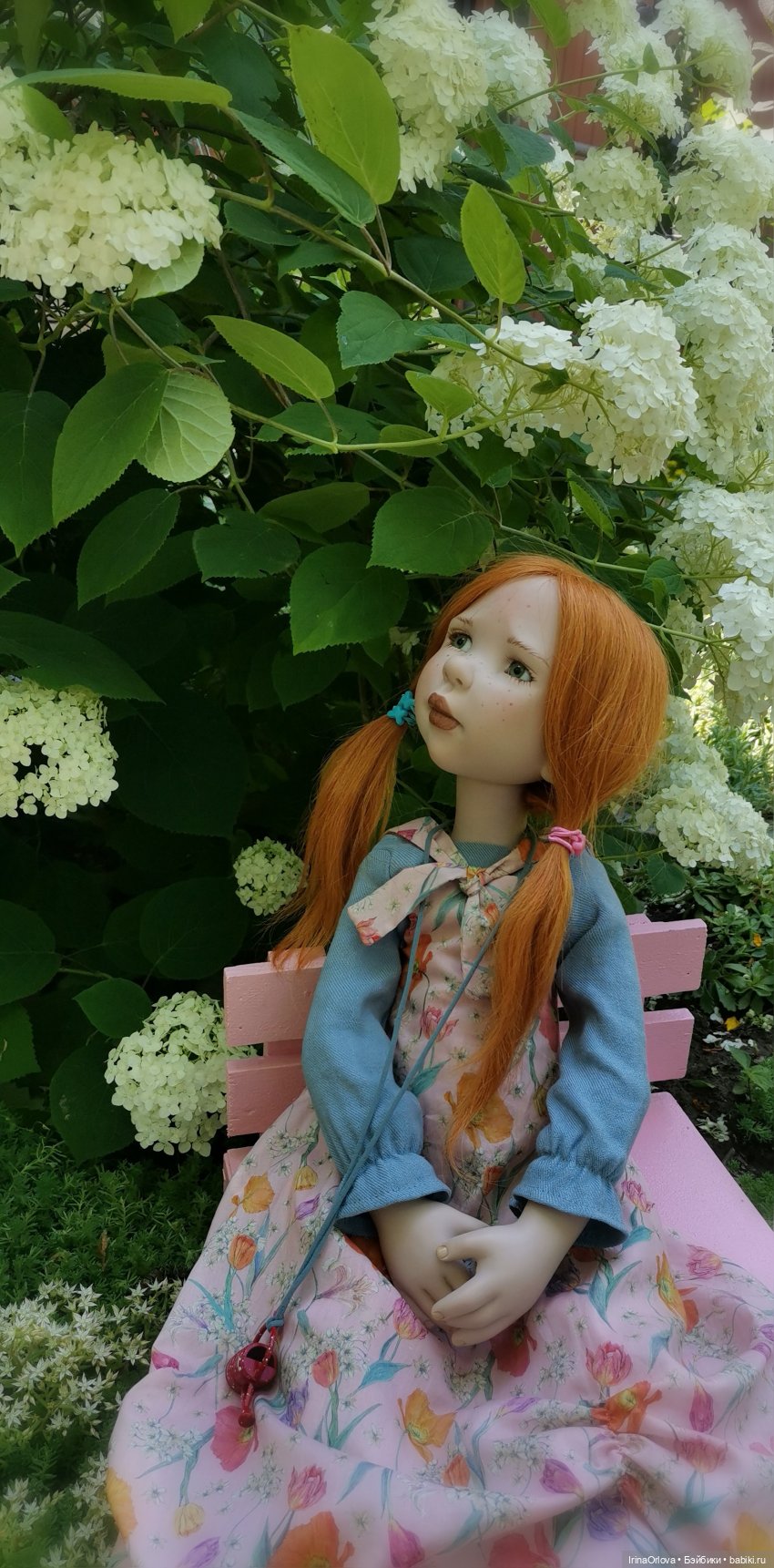 Девочка с маленькой лейкой