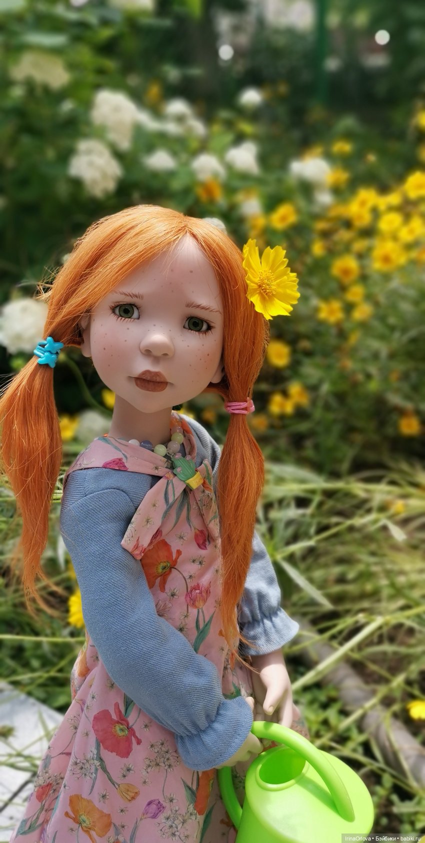 Девочка с маленькой лейкой