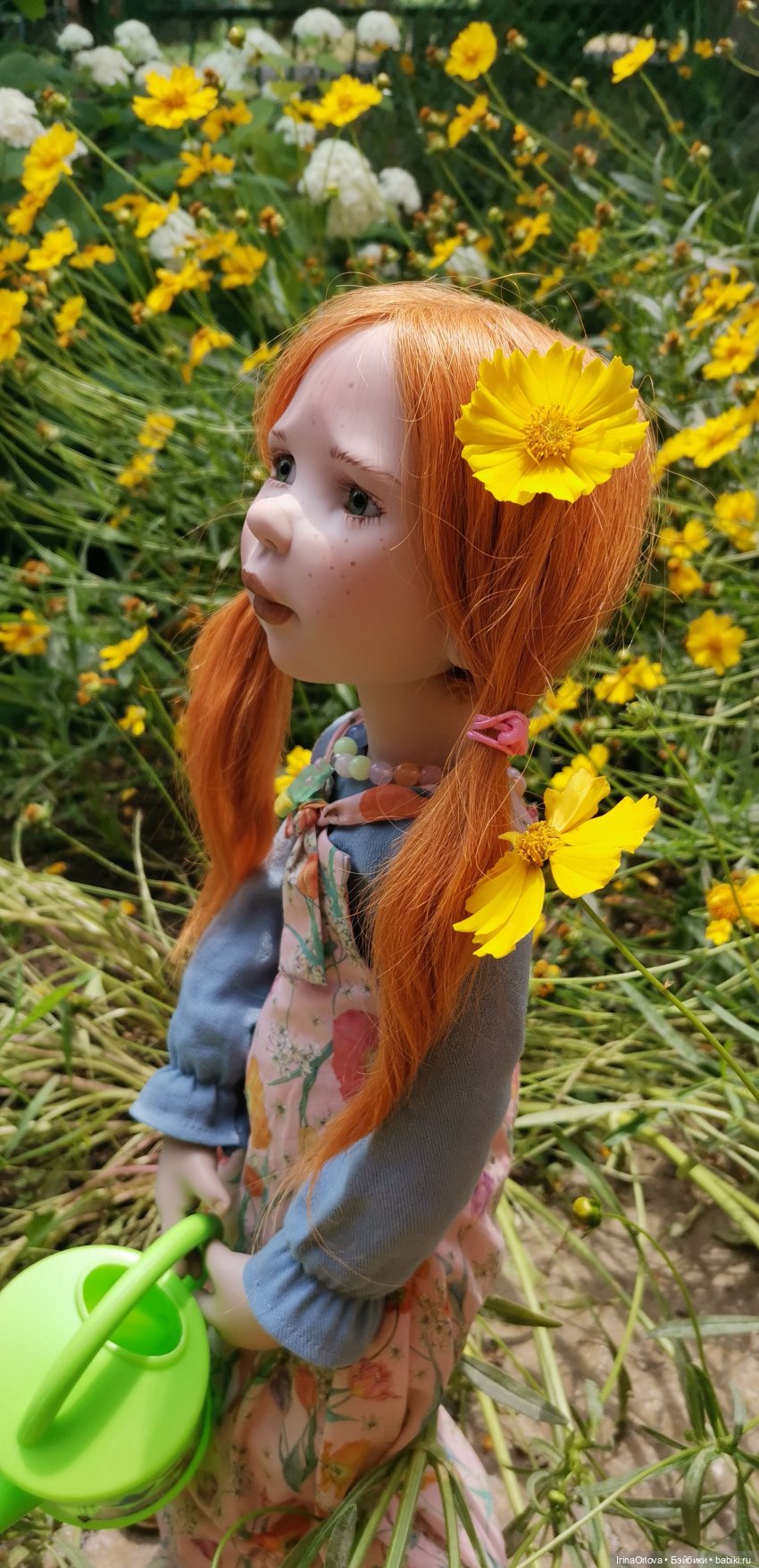 Девочка с маленькой лейкой