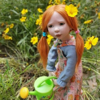 Девочка с маленькой лейкой...