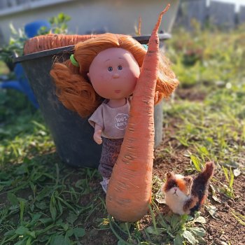 Манюня на даче