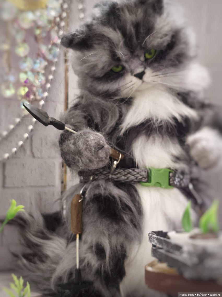 Тимофей, котик-садовод — Игрушки в смешанной технике (мех и глина): Арт
