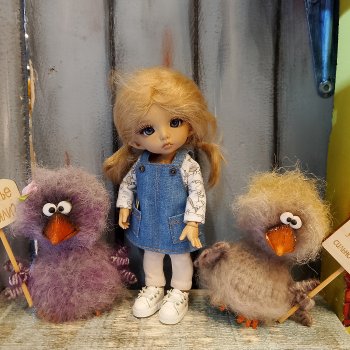 Девчонки на выставке "Мишка с куклою"