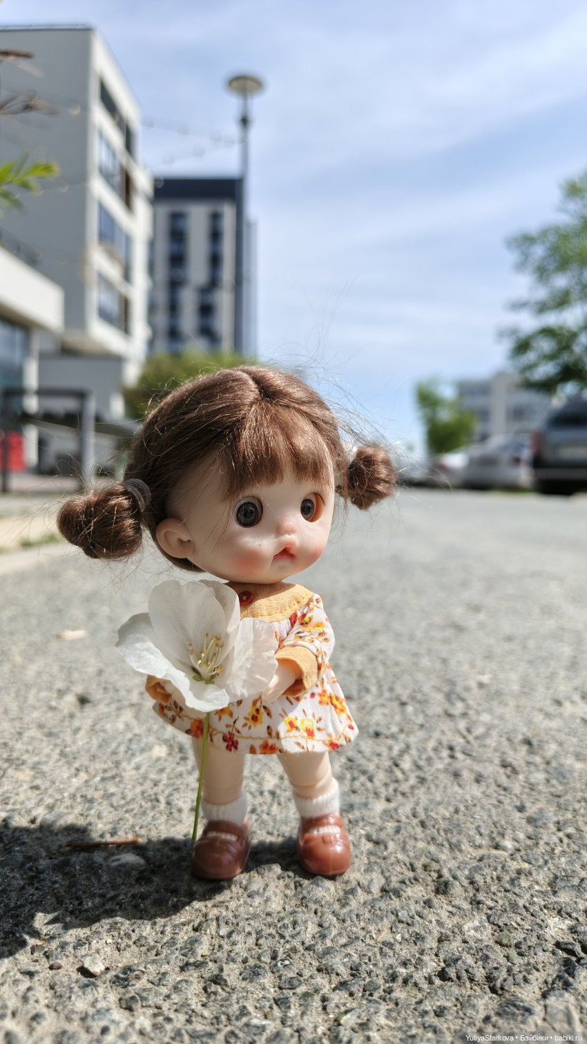 Маленькая девочка в большом городе