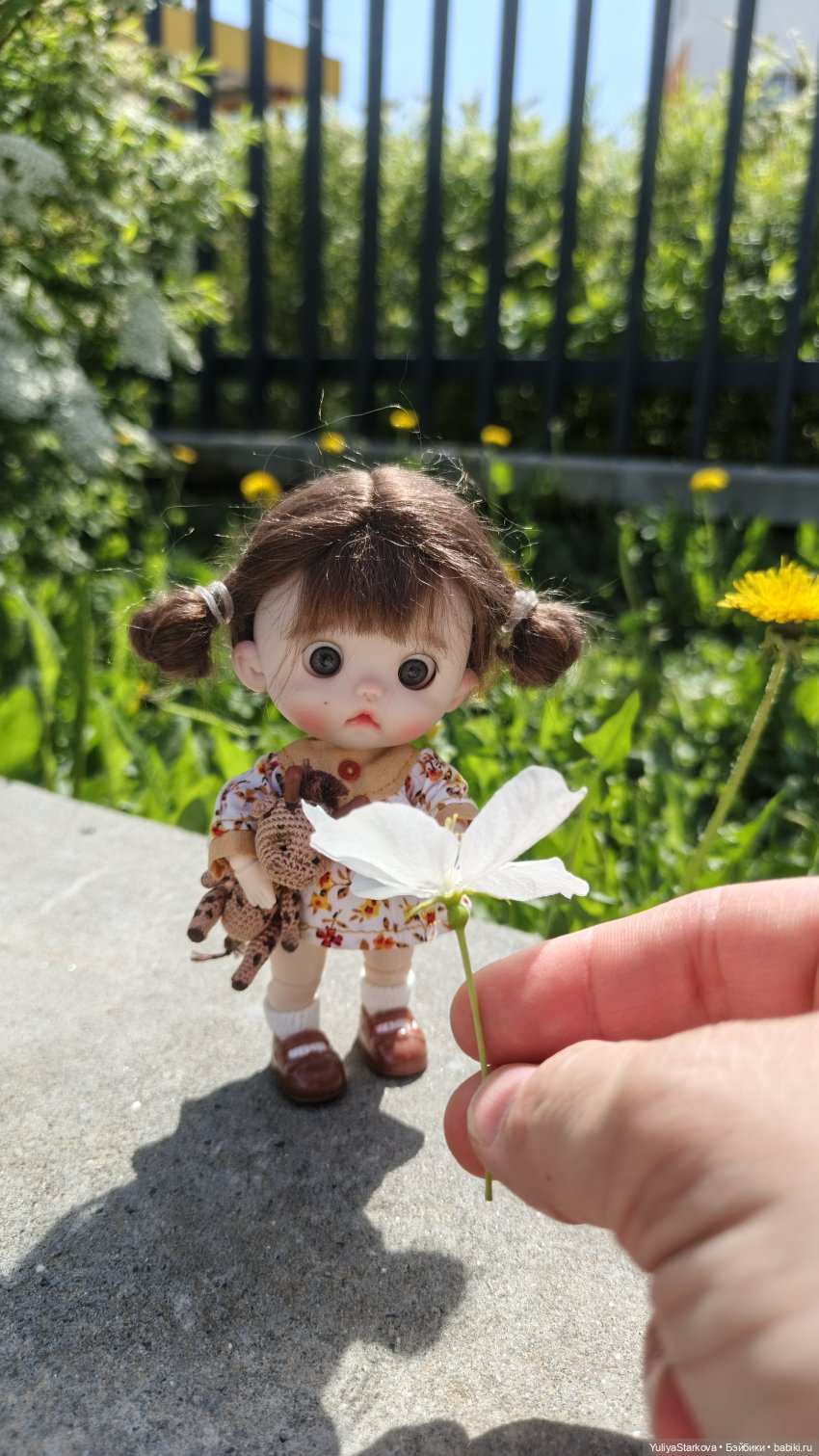 Маленькая девочка в большом городе