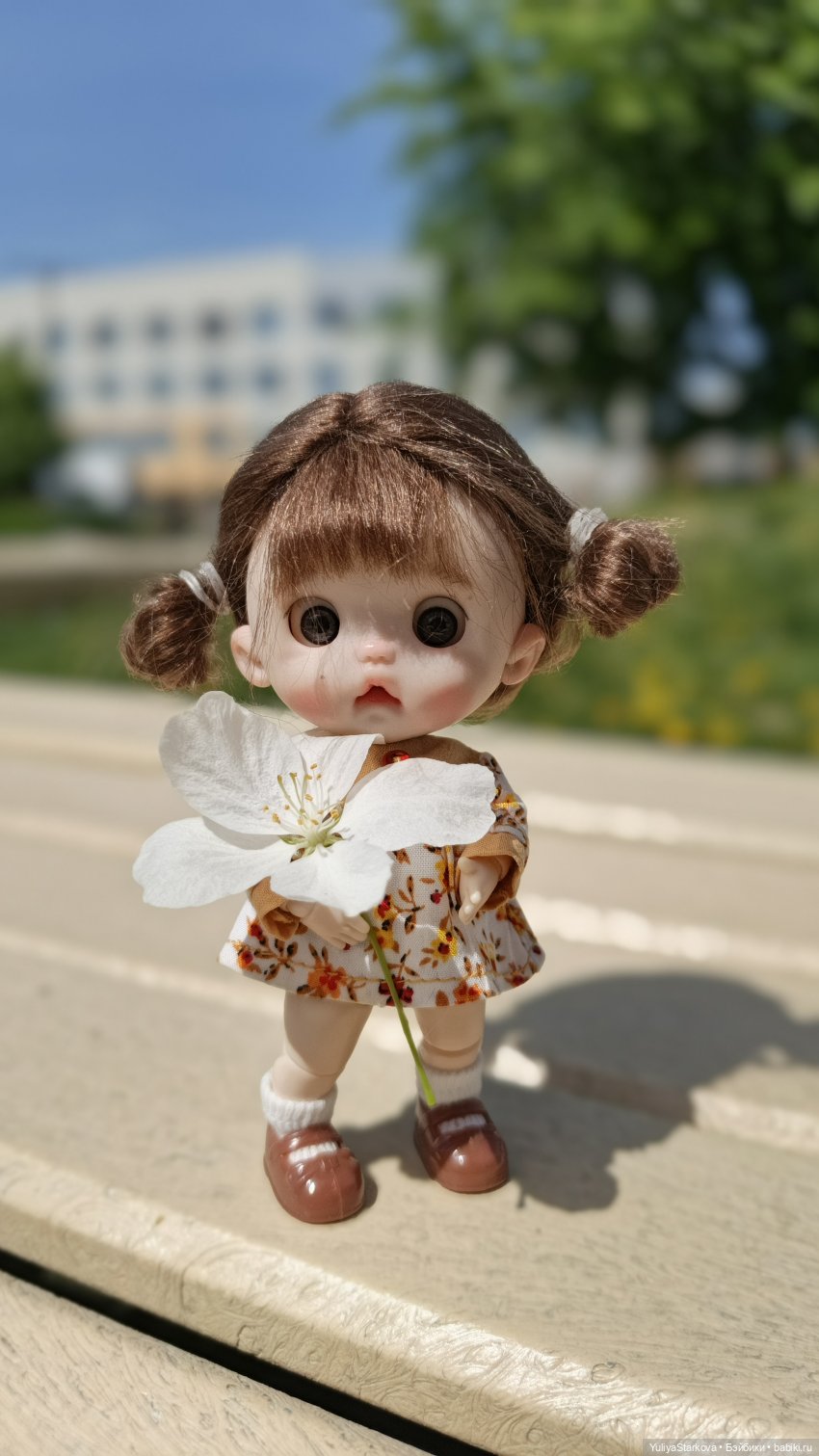 Маленькая девочка в большом городе