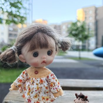 Маленькая девочка в большом городе