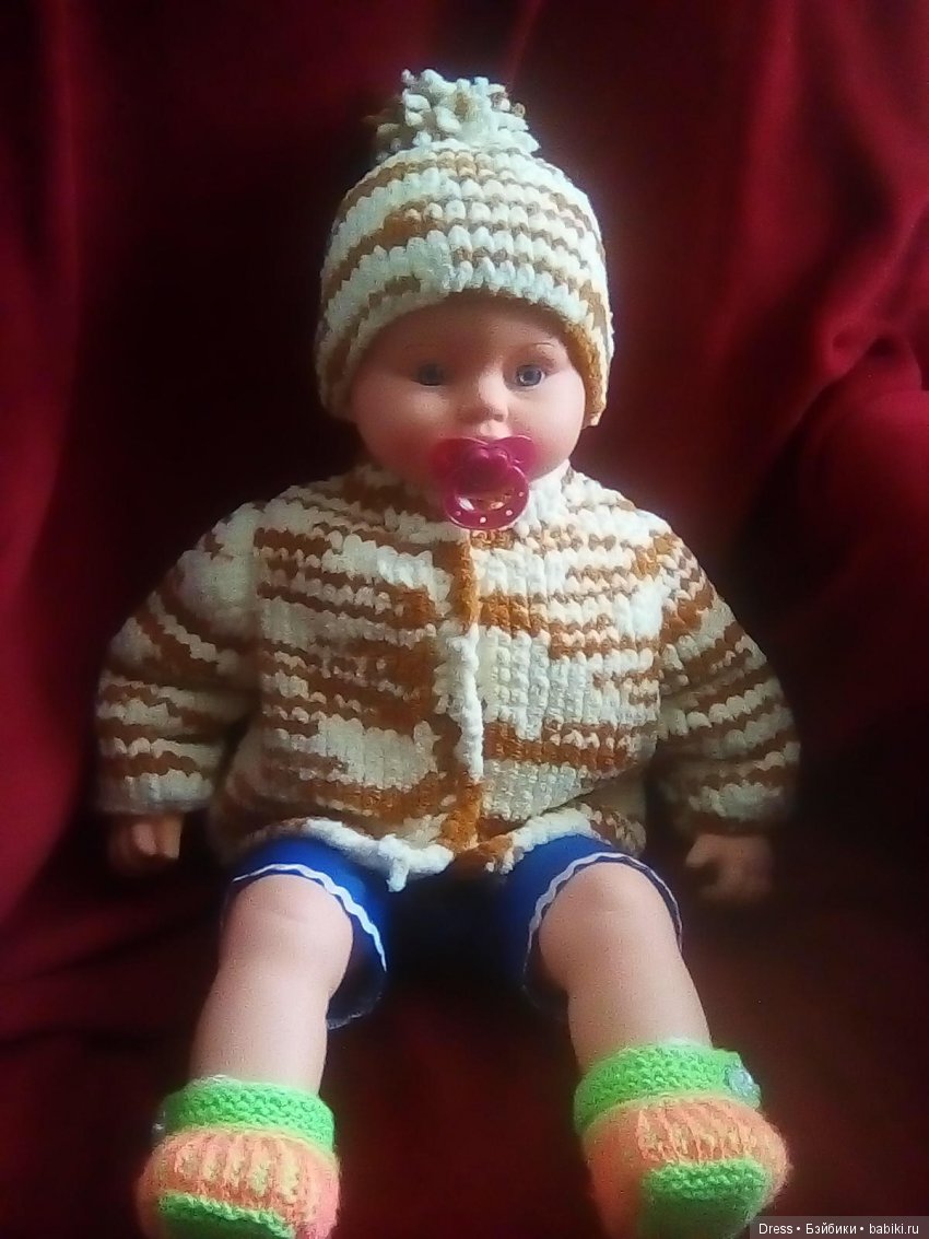 Это Анечка2. На ней  костюмчик, который я связала, осталось пуговки пришить и можно его надевать как на куколку, так и на младенца от 0-3 мес.