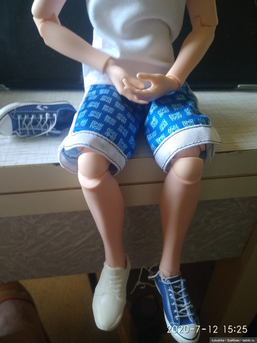 Белый с парня бтс, Синий кед экшн