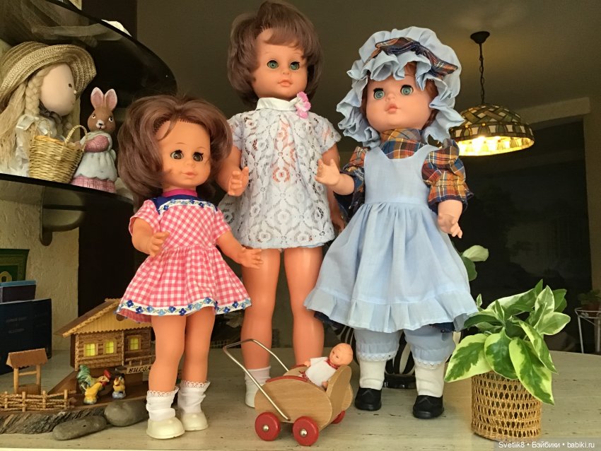 ...а куколки то прибывать начали,очень ценно для меня- что за столько лет платишка родные на кнопочках сохранились..