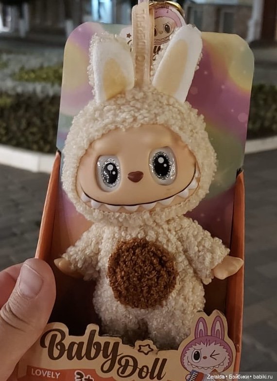 И мне такого муж подарил, человечка в костюме Лабубу!))) милые зубастики))