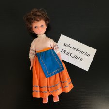 Винтажная сувенирная кукла в национальном костюме ,жесткий пластик и винил