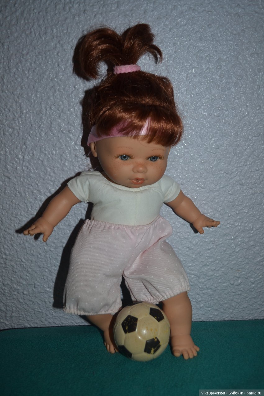 Всем привет. Пока обыкновенные принцессы гуляют в саду или разъезжают в каретах, Вега играет в футбол.