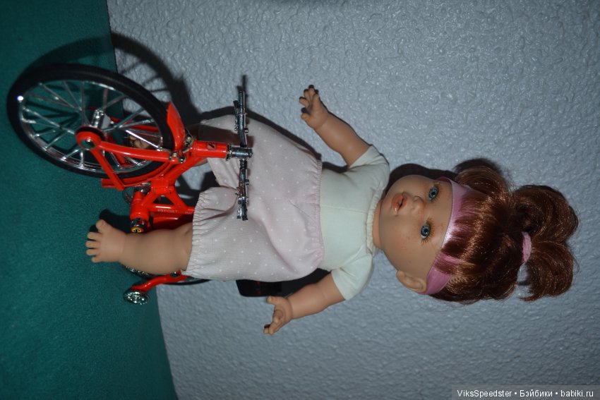 Вместо кареты Вега предпочитает велосипед.