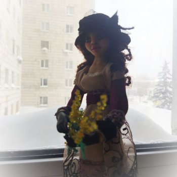 Она пришла с этими невыносимыми желтыми цветами