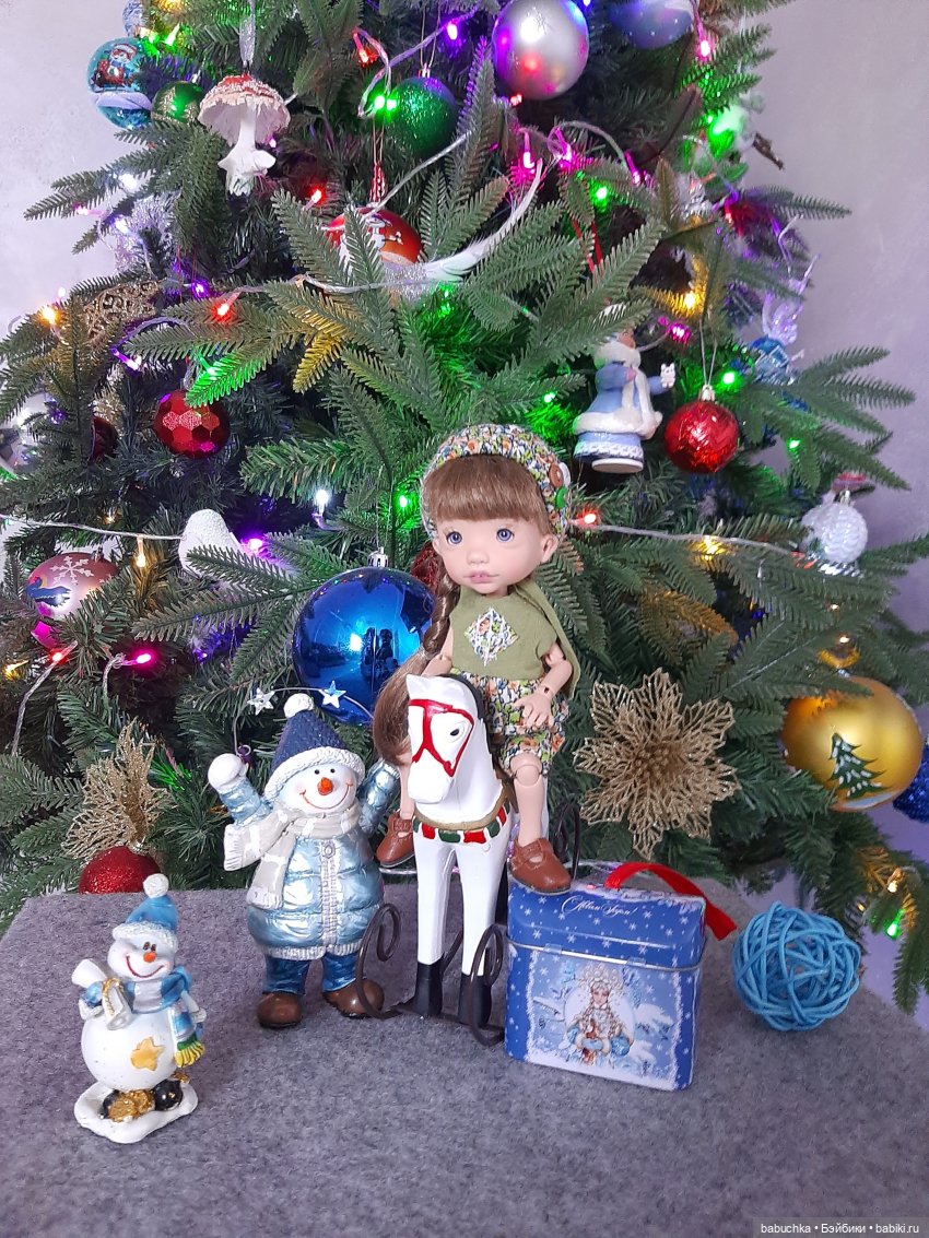 Наша елка высока. Достает до потолка (фото 7)