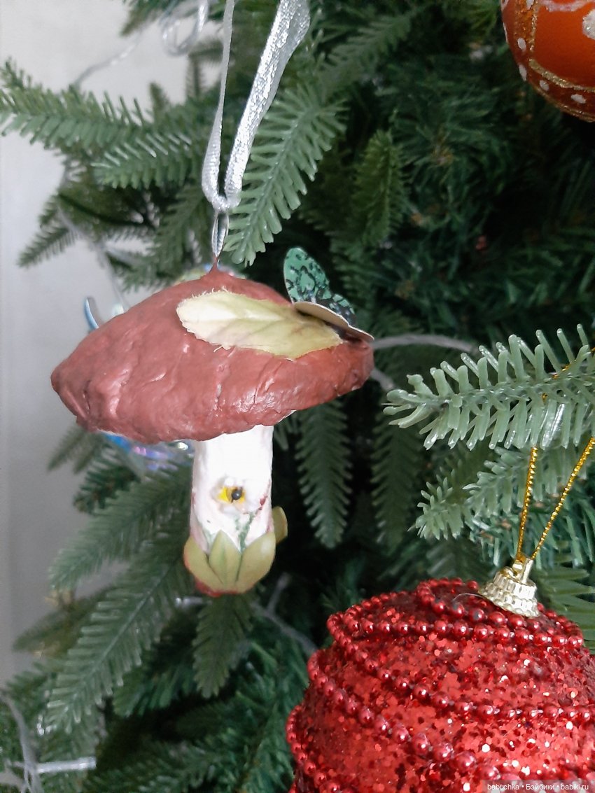 Наша елка высока. Достает до потолка