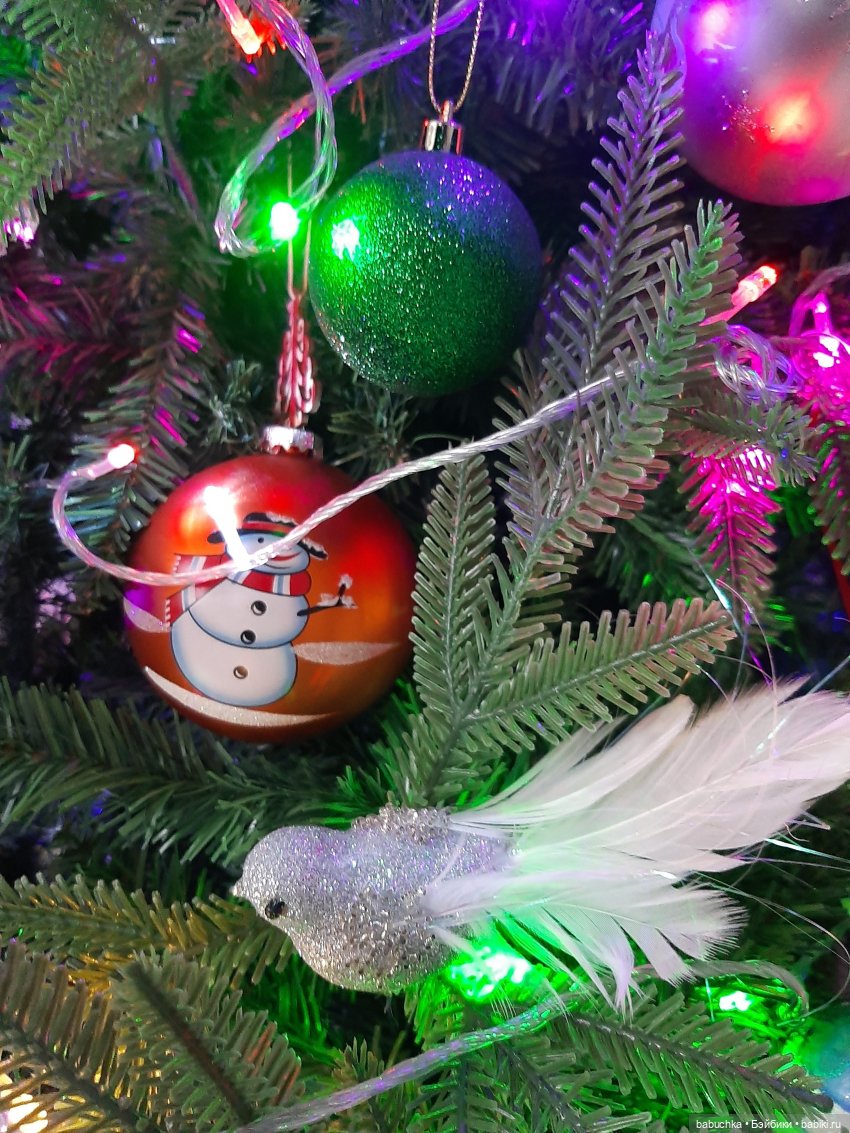 Наша елка высока. Достает до потолка