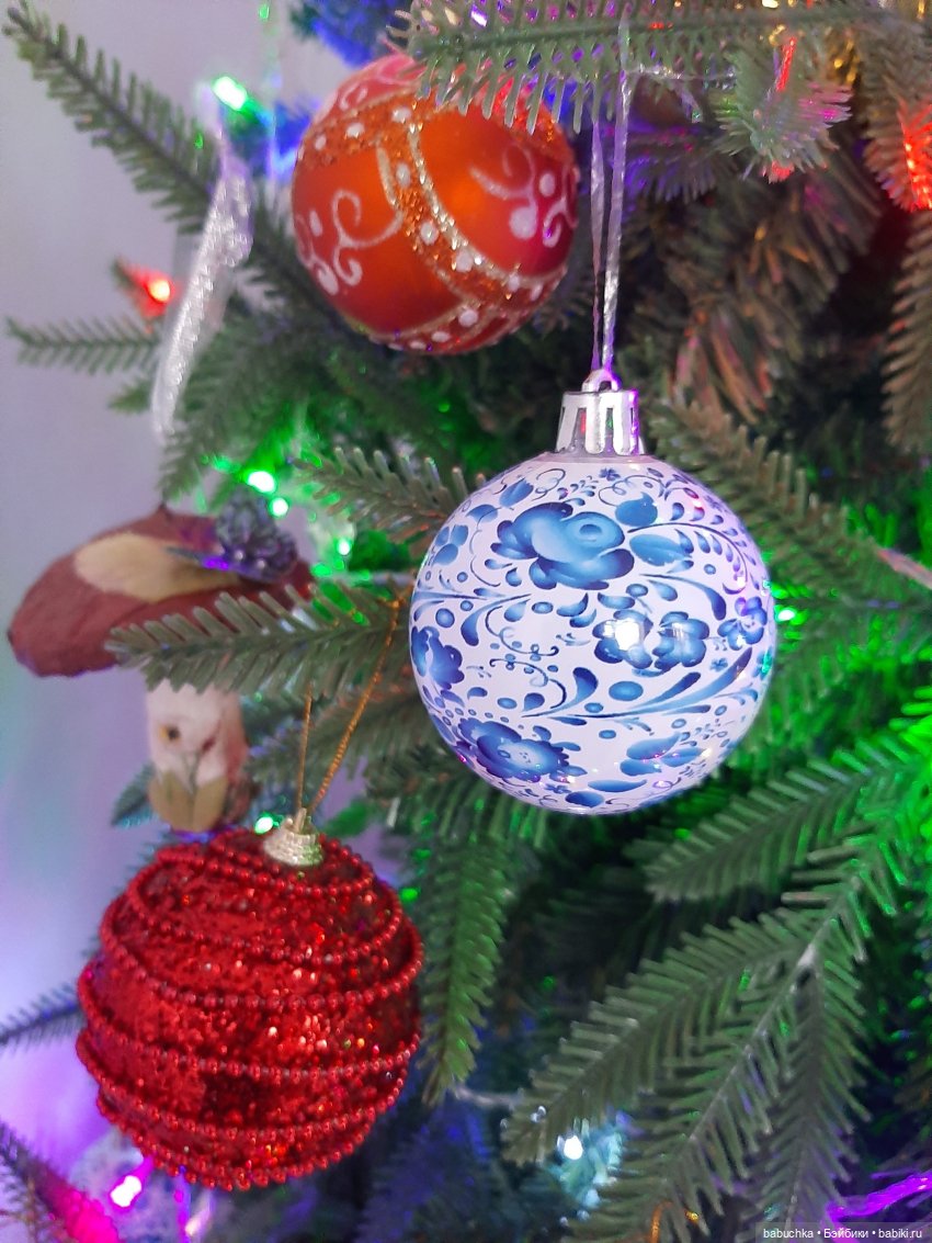 Наша елка высока. Достает до потолка (фото 10)