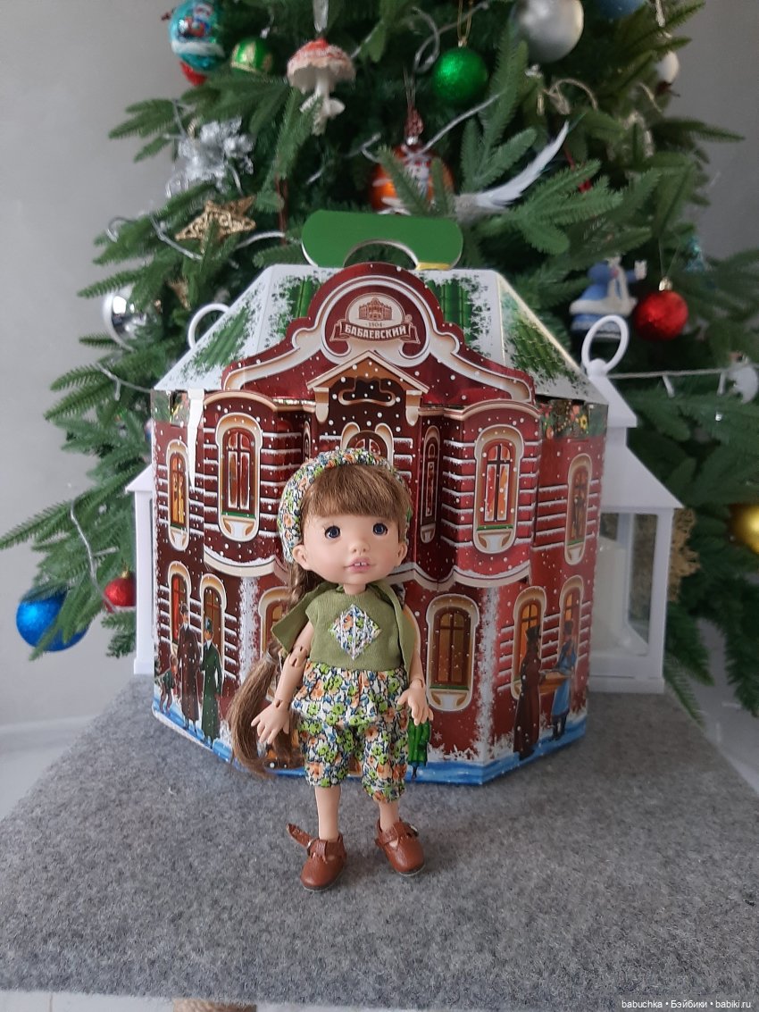 Наша елка высока. Достает до потолка (фото 4)