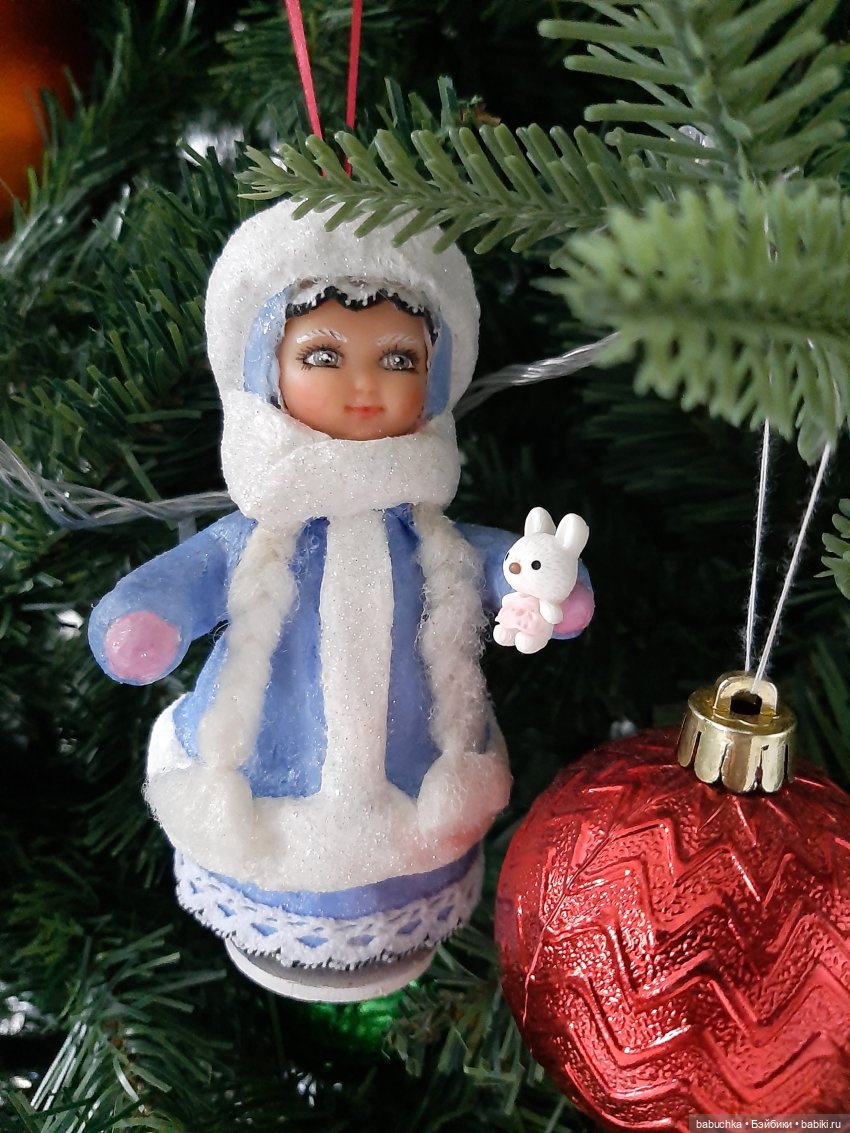 Наша елка высока. Достает до потолка