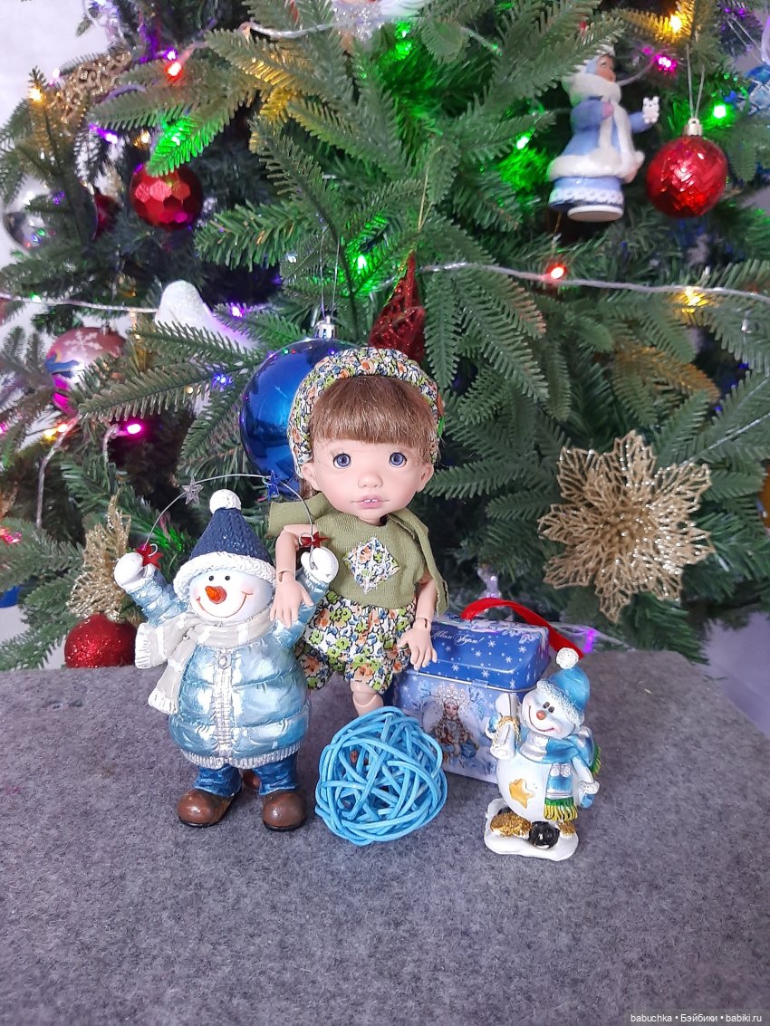 Наша елка высока. Достает до потолка (фото 8)