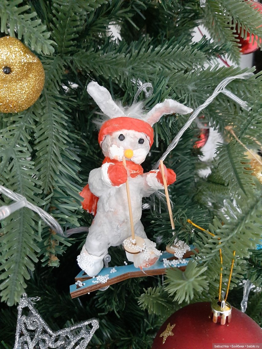 Наша елка высока. Достает до потолка