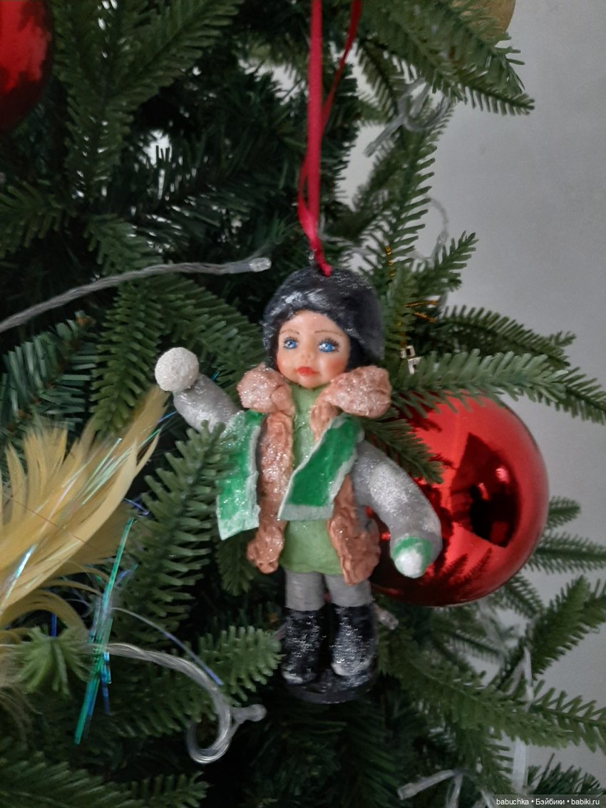 Наша елка высока. Достает до потолка