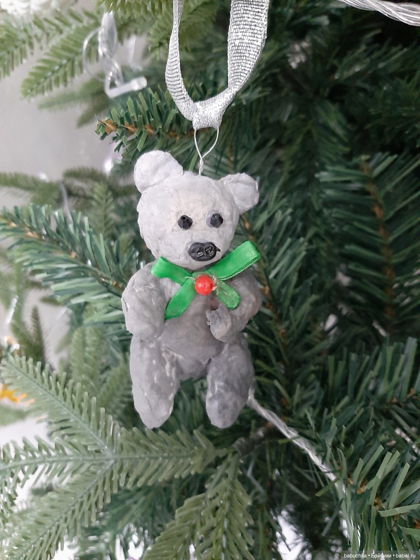 Наша елка высока. Достает до потолка