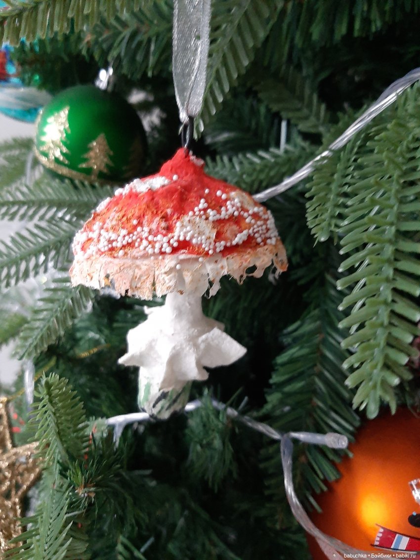 Наша елка высока. Достает до потолка