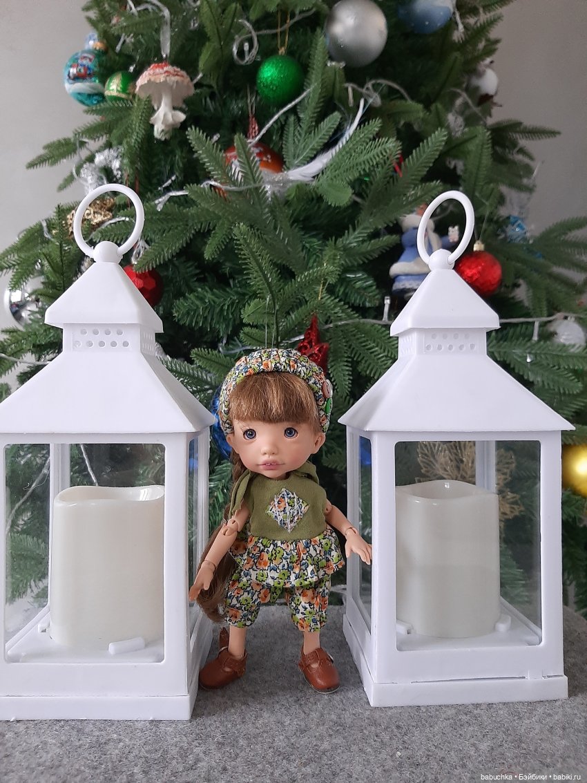 Наша елка высока. Достает до потолка