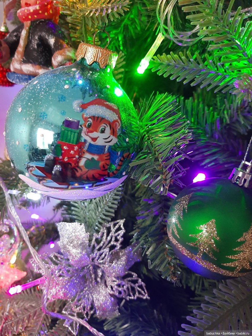 Наша елка высока. Достает до потолка