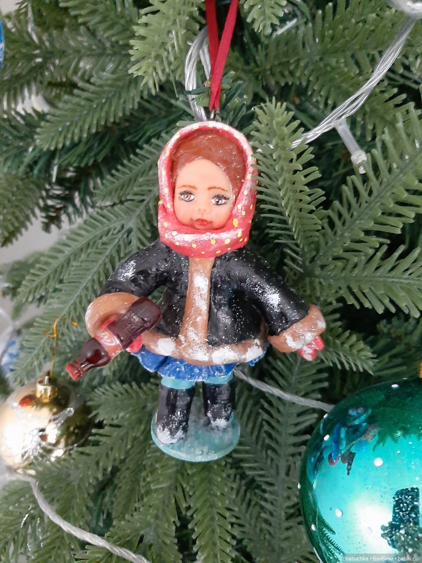 Наша елка высока. Достает до потолка