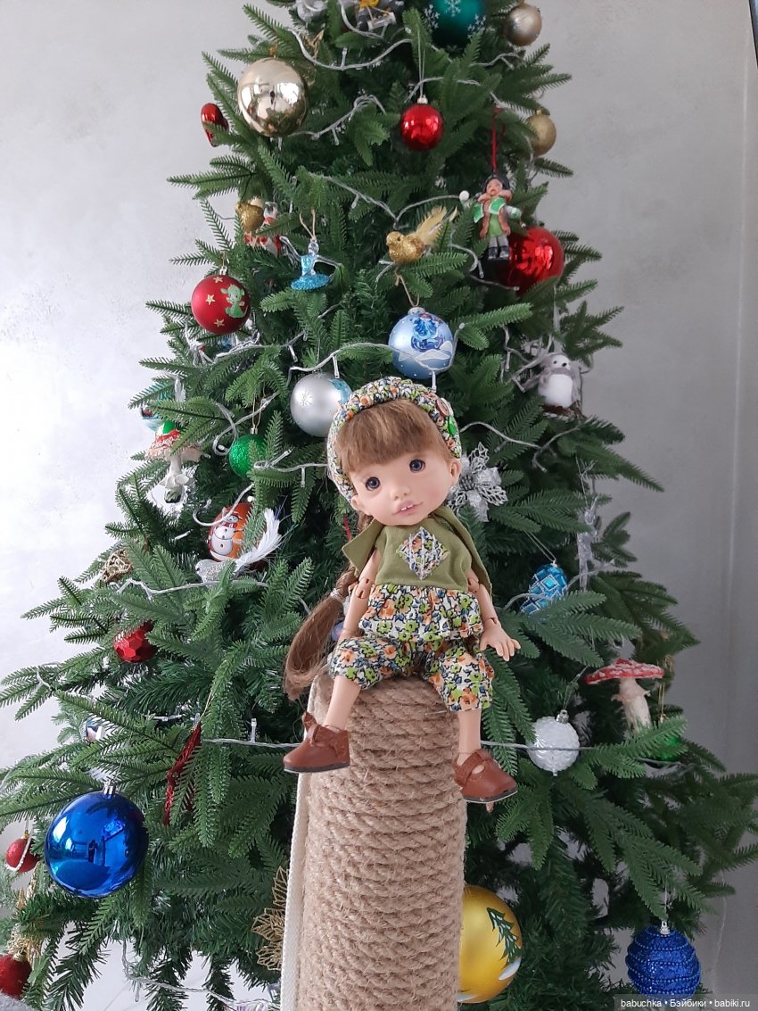 Наша елка высока. Достает до потолка (фото 2)