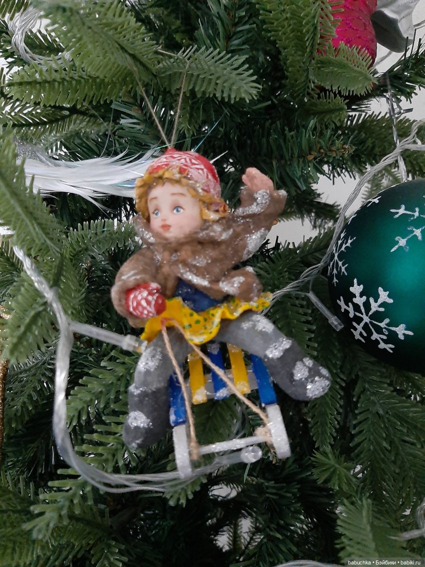 Наша елка высока. Достает до потолка