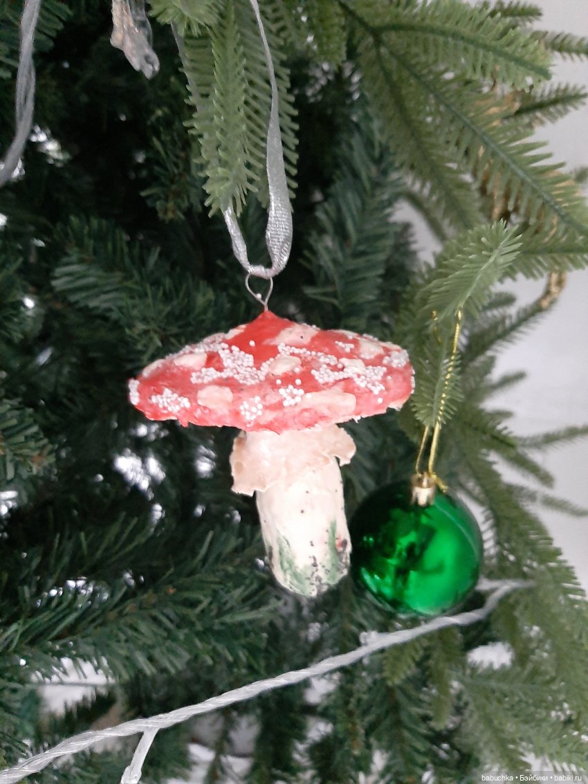 Наша елка высока. Достает до потолка