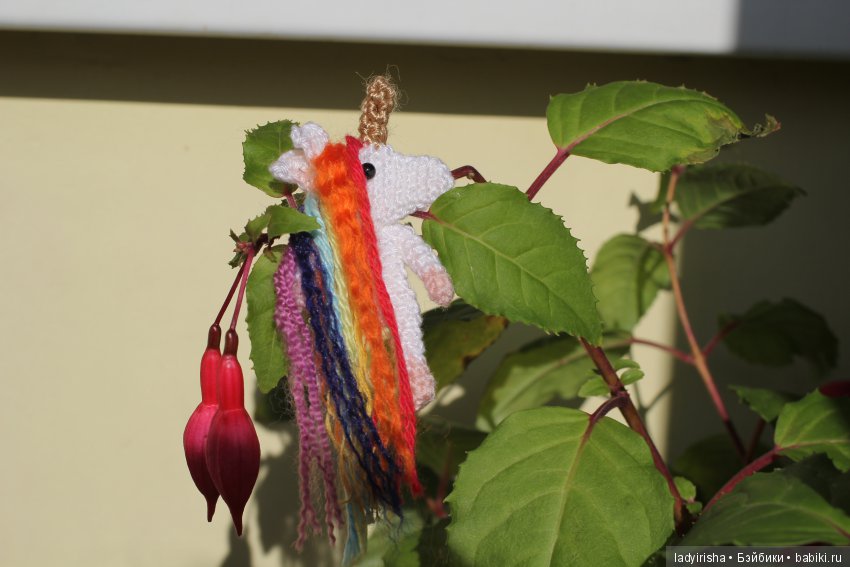 вязаная игрушка брошь amigurumi ladyirisha
