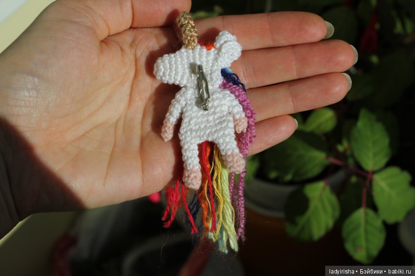 вязаная игрушка брошь amigurumi ladyirisha