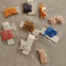 Пуговки 4 мм в ассортименте.